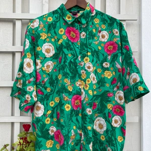 Oversize monki-skjorta - Kul mönstrad skjorta från Monki! Passar bra nu till sommaren, har använts rätt få gånger så bra skick! strl S men passar även större. kan tex användas på festival och annat skoj!