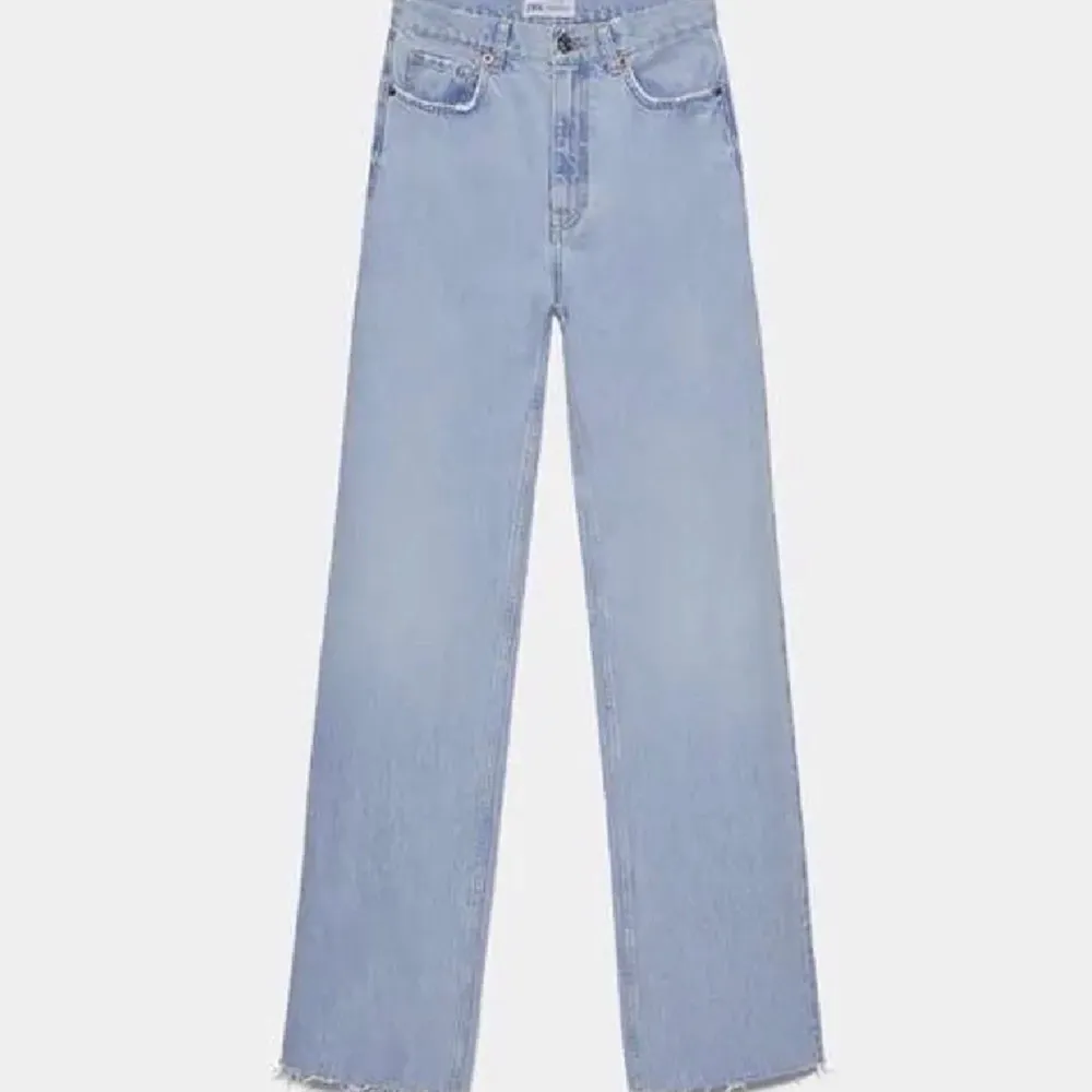 Supersnygga blåa jeans från Zara i mycket gott skick! Man kan klippa efter önskad längd. Frakt tillkommer och betalningen sker via Swish!. Jeans & Byxor.