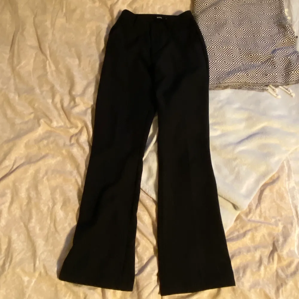 Jättefina svarta kostymbyxor från BikBok. Det är byxan ”Vilma”. Verkligen superfina, men de är tyvärr för tajta på mig. Nypris är 399 kr. Skulle kunna tänka mig att byta mot ett par i strl 36, om de är i bra skick!🥰. Jeans & Byxor.