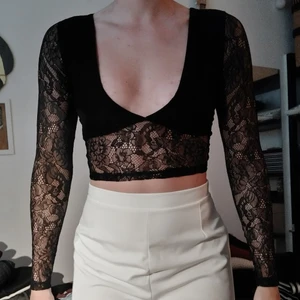 Cropped v-ringad spetströja - Denna sitter lite tight i armarna på mig