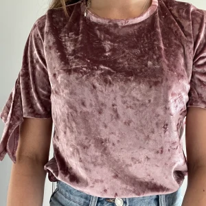 Rosa Topp Primark | M - En rosa topp från Primark, med fina detaljer i armarna och mjukt tyg. Bra skick, säljer bara pga att jag har tröttnat på den!