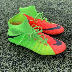Nike Hypervenom Phantom 3 fotbollsskor - Hej! Jag säljer nu mina Nike Hypervenom Phantom 3 som jag nu inte alls använder längre. Box finns inte kvar men jag har kvar gympapåsen som kommer med. Dom var använda i två månader tills jag slutade på fotboll och sedan dess ingenting, därav det fina skicket trots att dom är från 2017. Köpta från Unisportstore och skrev mitt egna namn på insidan av skon men det syns inte så mycket med tanke på hur skrikig hela skon är. Storlek 42.