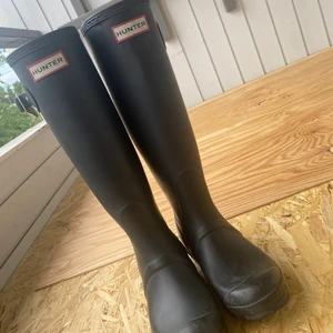 Hunter Stövlar  - Säljer mina älskade mattsvarta Hunter stövlar då de har blivit för små för mig 💔 Dessa stövlar har gjort regniga och molniga dagar något att se fram emot minst sagt!  De är äkta och köpta på best of brands för flera år sedan. Säljer billigt på grund av spännena som har gått sönder på sidan av skorna. Detta är inget man tänker på när skorna sitter på!
