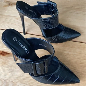 Spetsig klacksko  - Snygga och eleganta klackskor                              Märke: Boohoo                                                            Strl: 39, små i modellen klack ca 8cm                                                       Svarta med ormskinnsmönster                                          Endast använda en gång