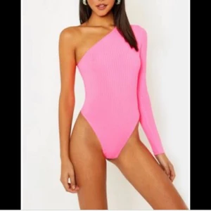 Neon Rosa one off shoulder - En neon rosa one off shoulder från boohoo i strl 38/36. Kameran hade svårt att ta upp tröjans färg. Säljer för 50kr, köparen står för frakten. Hör gärna av dig om du har några funderingar😊