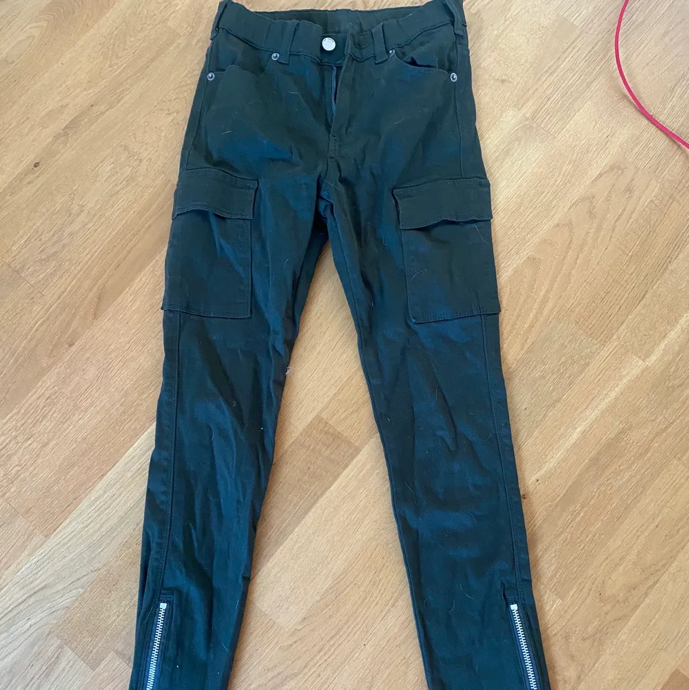 Ett par skitsnygga gröna cargobyxor ifrån Dr.Denim i storlek XS som tyvärr inte kommit till användning, väldigt stretchiga och sköna att ha på sig🥰 80kr + frakt💞. Jeans & Byxor.