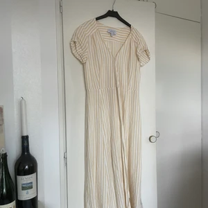 Klänning - Världens finaste klänning från & other stories. Är kär i den men tyvärr har den blivit för liten 🥺 Superfint skick! Knyts i midjan