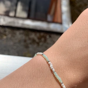 Armband handgjort - Selma - 69kr ink frakt          Hand gjort armband i fina pärlor, frakten ingår och inga extra kostnader tillkommer än det som står