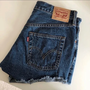 Levi's shorts  - 71 cm i midjan, skulle säga storklek M men passar S med en bälte. Som nya