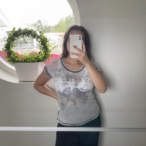 Ljusgrå T-shirt med text - Tunt o skönt material 