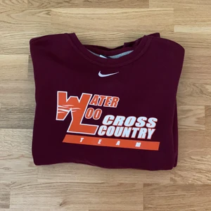Nike sweatshirt  - En vinröd Nike sweatshirt i super fin kvalitet. Väldigt mjukt material och skön att ha på sig. Den är i storlek S men jag själv som har storlek L kan ha den (sitter bäst på en M). Men jag säljer den för att den börjar bli lite liten på mig. 