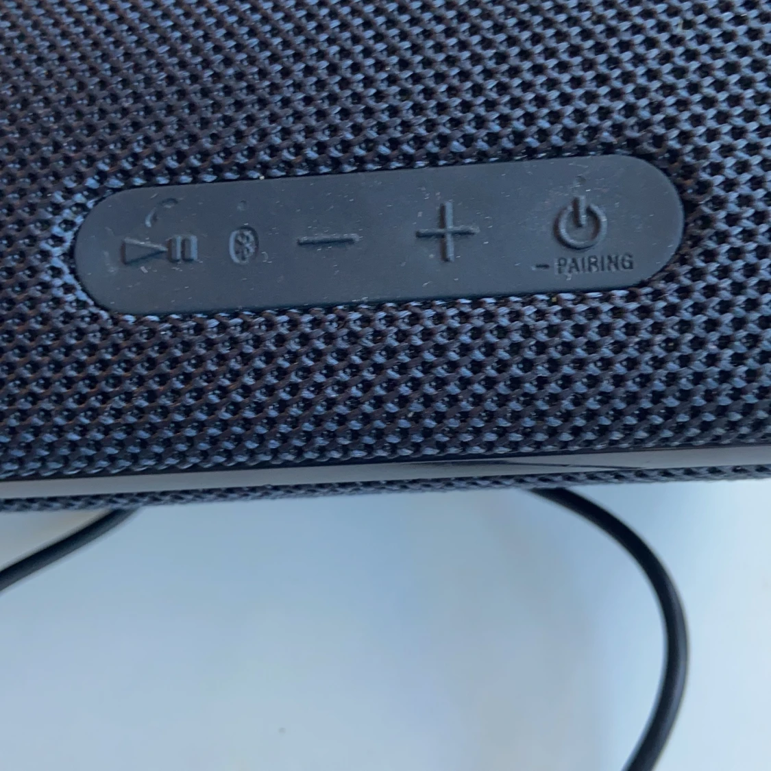 Dena högtalare har jätte bra ljud den tål vatten och den lyser när man säter på musik - 91