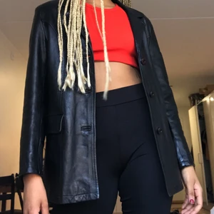 Läderjacka - Jättefin stilren läderjacka med bruna knappar och fin krage. Den är i jättebra kvalitet, köpt second hand men bara använd några gånger. :)