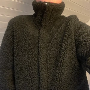 Teddyjacka - Så himla fin teddyjacka med hög krage! I superfint skick men säljer pga att den inte kommer till användning.. 💕 är öppen för prisförslag och betalning sker via Swish! 