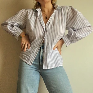 Randig skjorta med balongärm  - Randig skjorta med balongärm och en tillhörande skarf/bälte.