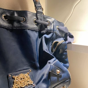 Juicy couture väska  - Jag säljer en Juicy Couture väska, har tyvärr inget kvitto men kan garantera att den är äkta!  Köpt på Juicy Coutures hemsida.  Köpt för ca 1400kr. Priset går att diskutera.  Betalas med swish eller kontanter.