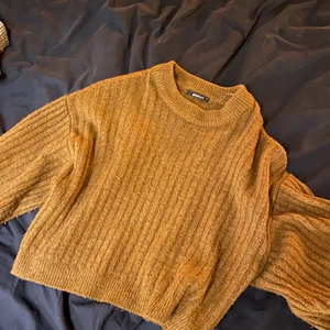 Brun stickad tröja - Superfin brun stickad tröja från Gina Tricot, strl S. Knappt använd så den är i bra skick. Mysig tröja nu i vinter, skriv för fler bilder 💕💕 frakt tillkommer 