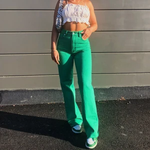 Gröna jeans från zara - Säljer dessa skitsnygga och coola jeans från zara💚💚OBS de är avklippta och passar mig som är ca 160. Frakt tillkommer om man ej kan mötas i sthlm