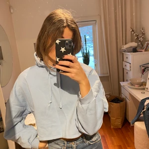 Ljusblå hoodie - Jag på bilden är normalt en S. Kan både mötas upp och skicka! 