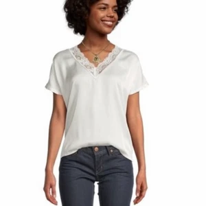 Low waist jeans - Säljer dessa low waist jeans i storleken 27/32. Modellen på bilden är 179 cm lång. Säljer dessa på grund av att de inte passade när jag provade dessa. Kan tänka mig 250 kronor exlusive frakt för dessa.