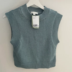 Stickad kortärmad topp - Oanvänd med lappen kvar! Färgen är som på 2a bilden (H&M bild). SLUTSÅLD hos Hm, Ord pris 149:-