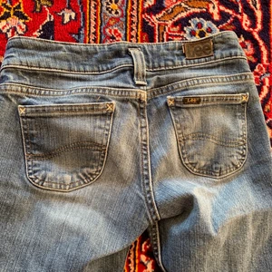 Lågmidjade lee jeans - Lågmidjade bootcut jeans från lee! Långa, passar mig som är 175! Köparen står för frakt! Buda i DM💕  midjemått 83cm! Publicerar på nytt! Buda i kommentarerna! Köp direkt för 400