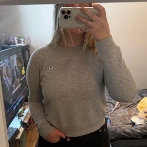 Grå tröja CK - Säljer min gråa tröja från Calvin Klein! Suuuuper skön och endast använd några gånger!