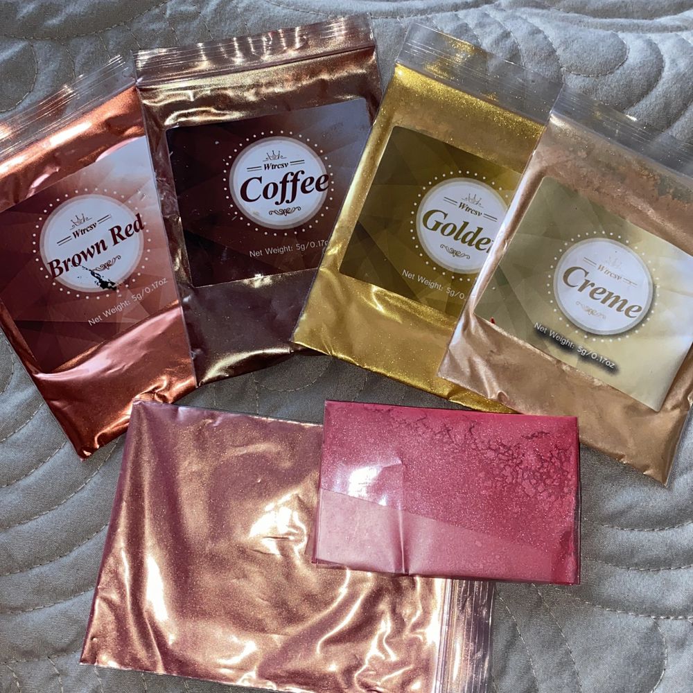 Säljer ljus i olika färger. Den finns 2 olika rosa, brun, guld, creme och brunröd. Sista bilden visar hur färgerna ser ut. Färgerna kan variera beroende på om ja blandar två olika färger eller flera:))) Dethär ljuset är guld o creme blandat:))). Övrigt.