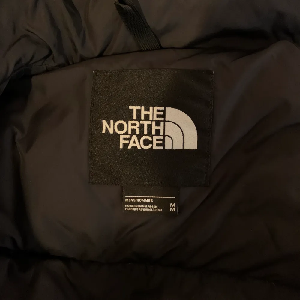 The North Face 1996 Retro Nuptse jacka. I storlek M man, passar S-L dam beroende på vilken passform man vill ha. Jag är storlek XS/S för referens💘 Jag är snabb på att svara och vill gärna ha en snabb affär🥰. Jackor.