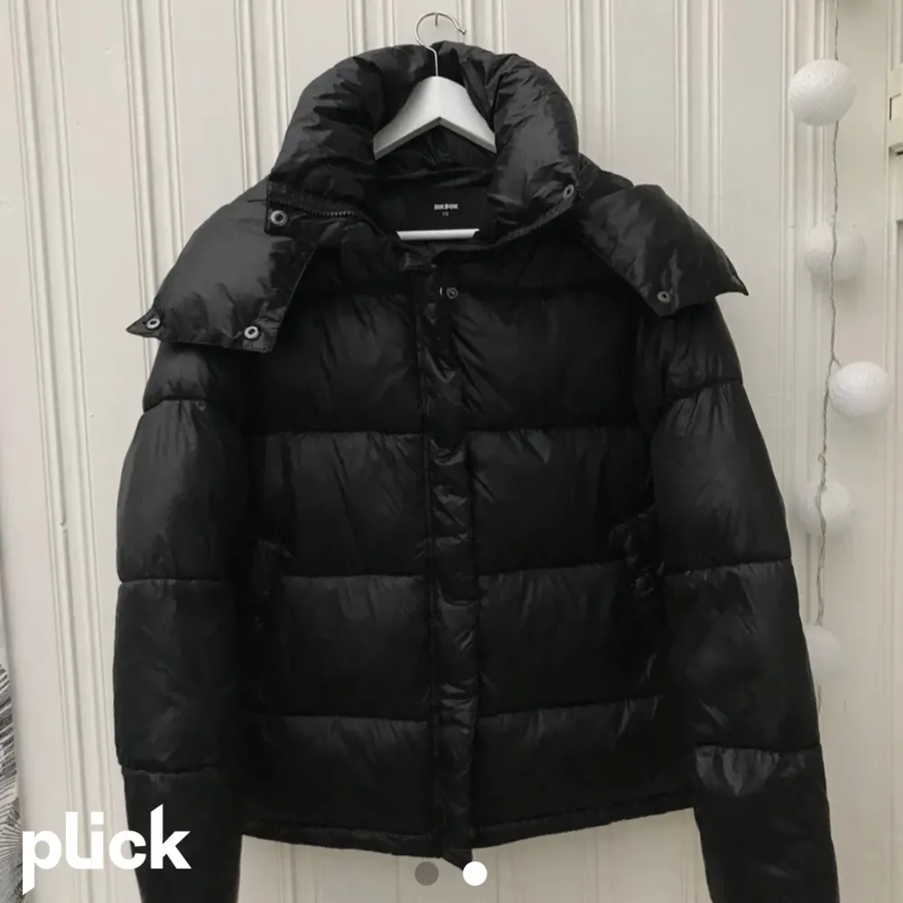 En populär svart bikbok jacka. Verkligen Jättebra skick. Säljer endast pågrund av att den inte sitter fint på mig. Kom privat för fler bilder. Storlek Xs men passar Xs-M. Kan antingen posta eller mötas upp i Stockholm. Högsta bud 1300+frakt. Fortfarande inte 100% säker om jag ska sälja. . Takit.