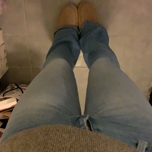 Lee jeans - Skirsnygga low/mid waist jeans ifrån Lee som är bootcut. Tyvärr blivit för små för mig, därför säljer jag, fläckfria förutom att ena flärpen där man sätter skärpet i, men kan sy det. Är 172 cm och det går till skon på mig, precis som jag tycker är snyggast på jeans