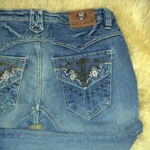 Superfina Antik Denim Jeans, Low Waist & Bootcut!! Söta detaljer och bra skick!!🌟 Köpare står för frakt.