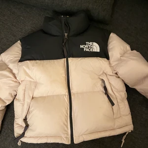 North face Jacka  - Läggger upp igen pga missuppfattning! Säljer denna north face jackan köpt på zalando förra vintern. Inte använd så speciellt mycket. Skriv privat för fler egna bilder. Storlek xs, passar mig med xs/s. Köpt för 2500 kr 