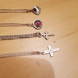 Äkta silver halsband med hänge  - Alla halsband är äkta silver.  Och stämpelat på alla. Storlek ca 40- 50cm . Alla är fint skick och helt . 150kr /st ink frakt. 