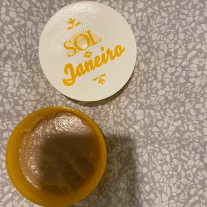 Kropps peeling från Sol de Janeiro - Kropps peeling från Sol de Janeiro. Endast testad en gång men kommer ej till användning. 