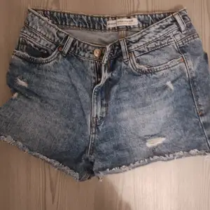 Hej säljer dessa jeans shorts då de inte längre passar. Är köpta på salando och är i storlek 42.💞🥰