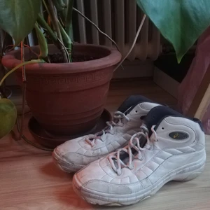 Vintage skor - Äkta vintage skor från 80-90 tal. Tyvärr ganska slitna och smutsiga men de har fortfarande mycket potential ❤️ 