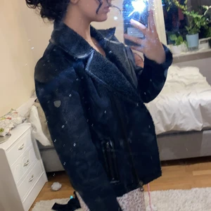 Gipsy jacka - Jag har användt denna jacka 2ggr. Jackan har inget problem, i bra skick. Jackan är i storlek L men den passar en S/M