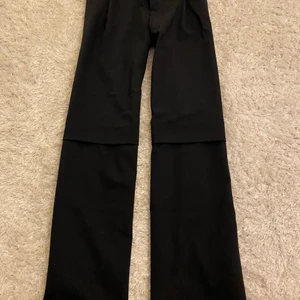 Zara byxor  - Mörkgrå/svarta kostymbyxor med veck, förstora för mig så aldrig använda, köpta för inte så långe sedan 