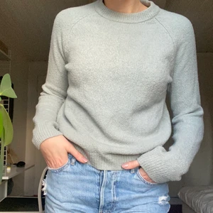 Stickad tröja - Fin grönblå stickad tröja från HM, sparsamt använd🥰