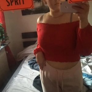 Hm - Jätte fin röd tröja som visar axlarna jätte bekväm har ni frågor tveka inte på att skriva:)