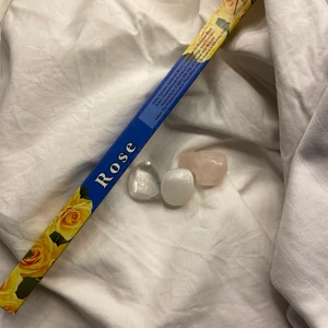 Love kit - Love kitt Innehåller en trumlad vit selenit/satin spar, trumlad bergskristall, stor trummad rosenkvarts och ett paket rökelse i ros doft. Perfekt för att ge dig ett lugn, rena din omgivning och självkärlek bla. Rökelsen är underbar till att rena din kristaller, hem, dig själv eller vad du vill. Perfekt för alla.💕💕