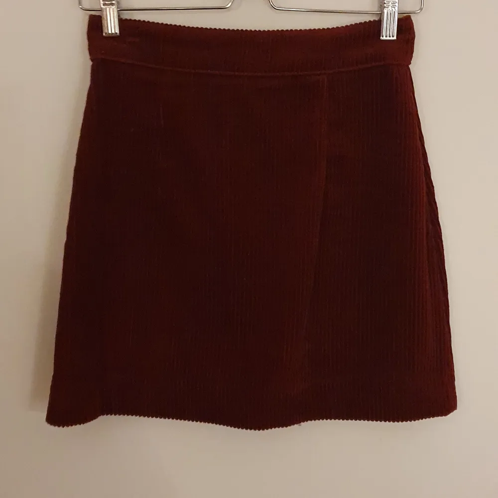 En härligt vinröd kjol i Manchester, ursprungligen från H&M. Använd 1 gång, nyskick.. Kjolar.