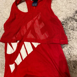Nike topp - Säljer denna då den inte kommer till användning. Köparen står för frakt 🥰