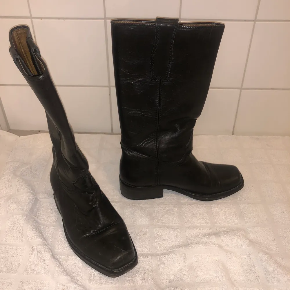 Cowboyboots i äkta skinn!!  trånga att ta på/av och säljer därför billigt! . Skor.