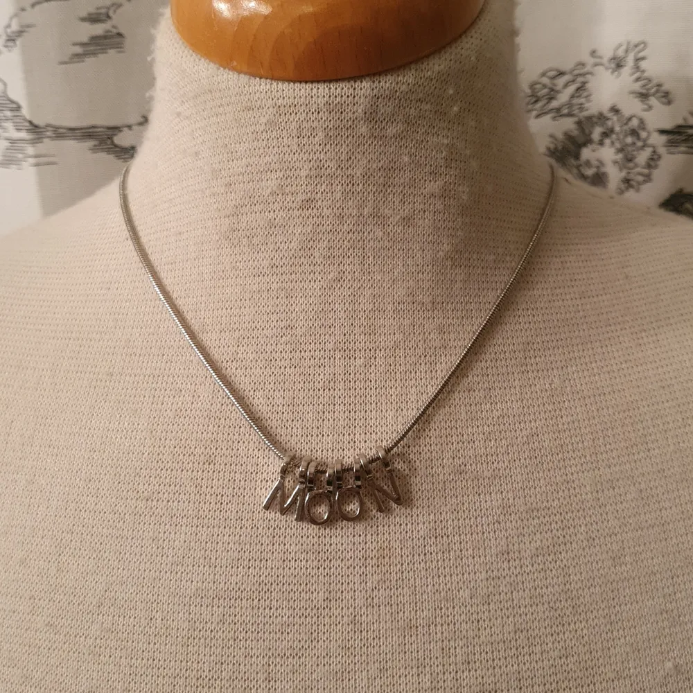 Ett halsband med medföljande bokstäver som man kan skapa egna ord med. Finns åtminstone två av varje bokstav (från a till z).. Accessoarer.