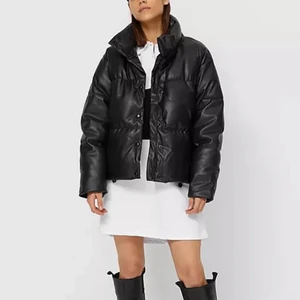 Svart vadderad pufferjacka i läderimitat - Använd max 10ggr. Helt som ny. Passar XS S och M. 