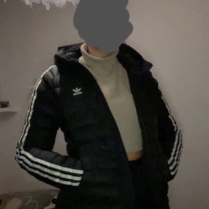Adidas vinterjacka - En vinterjacka i storlek 40 som passar perfekt för mig som är en normal M. En supervarm vinterjacka som endast användes fåtal gånger förra vintern. Säljs pga att jag knappt använt den. Köpt för 899kr på rea förra året, säljs för minst 400kr. Kan mötas upp i Uppsala, eller skickas men så betalar kunden frakt.