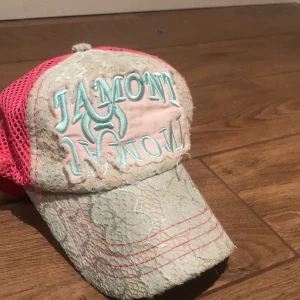 Keps  - Köpdes i sommras, ganska använd. En liten fläck. 