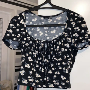 Jätte söt topp - En super söt topp från Shein, en lite fyrkantig /rund urringning✨